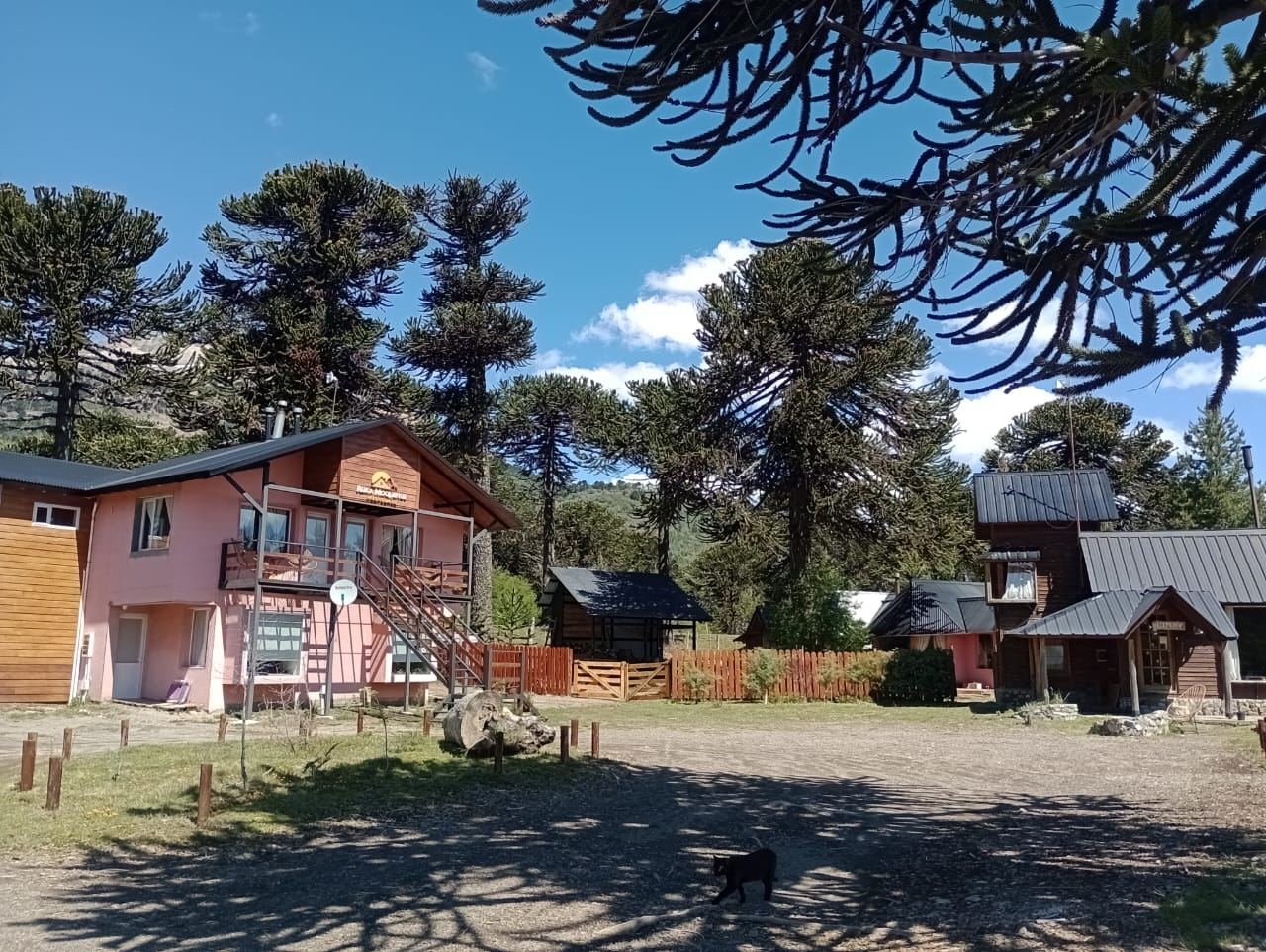 Paisaje de Moquehue con el cerro Batea Mahuida y el lago